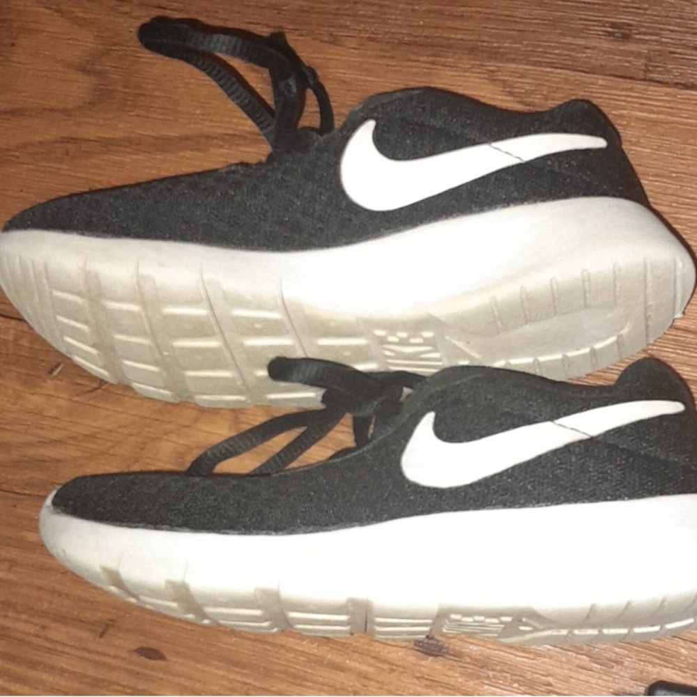 Boys Nike sneakers Toddler boys size 11.